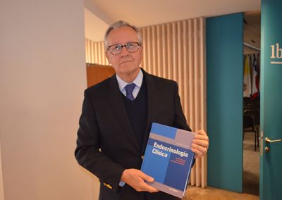 Dr. Eugenio Arteaga con un ejemplar del Libro “Endocrinología Clínica”.