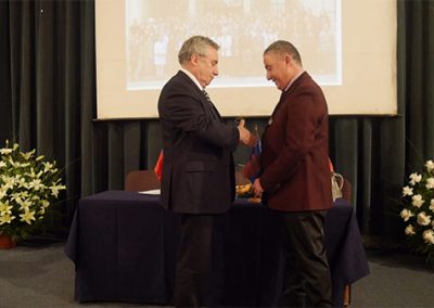 Dr. Pérez recibe Medalla Andrés Bello  de manos del Rector de la Universidad de Chile, Dr. Ennio Vivaldi