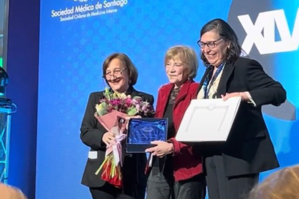 Dra. Gloria López Stewart es distinguida como Maestra de la Medicina Interna Chilena